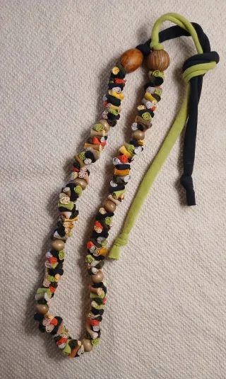 Collar artesanal echo con materiales reciclados