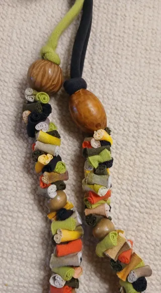 Collar artesanal echo con materiales reciclados