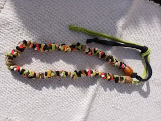 Collar artesanal echo con materiales reciclados