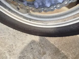 Llanta trasera y neumático Varadero 125.