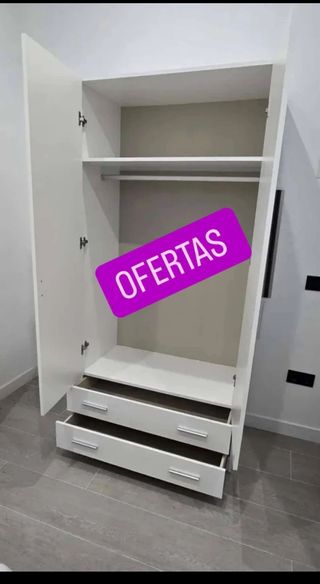 Armario blanco con cajones