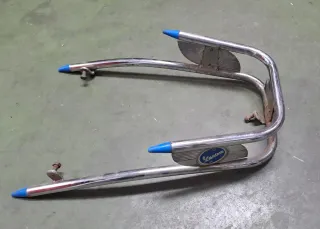 Embellecedor guardabarros delantero cromado