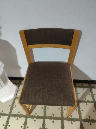 Mesa de comedor y sillas de madera