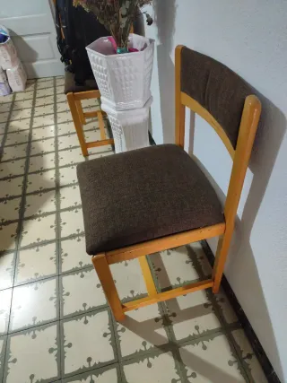 Mesa de comedor y sillas de madera