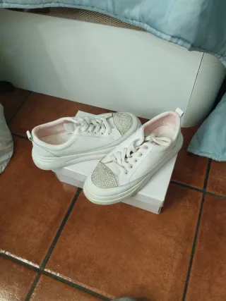 Zapatillas blancas con pedrería
