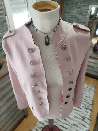 Chaqueta rosa militar