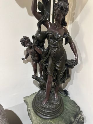 Lámpara estilo Art Nouveau y columna alabastro