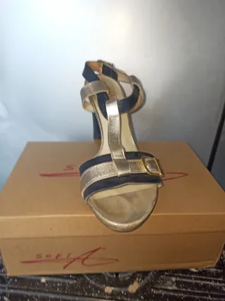 Sandalia tacón negro y dorado