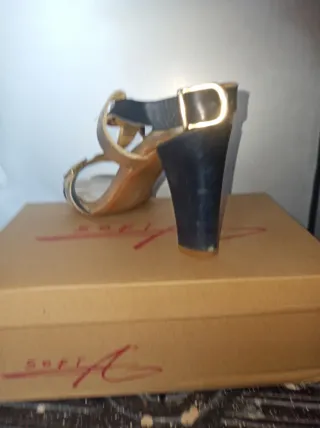 Sandalia tacón negro y dorado