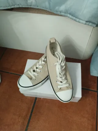 Zapatillas Beige y Blancas