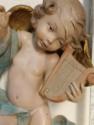 Angelo con arpa e drappo blu