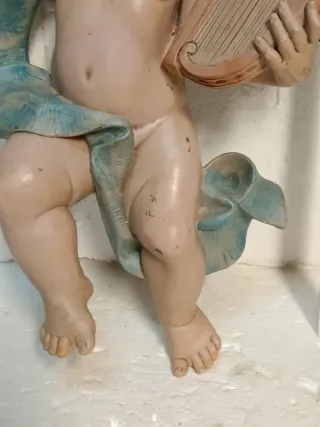 Angelo con arpa e drappo blu