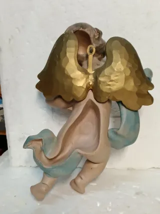 Angelo con arpa e drappo blu