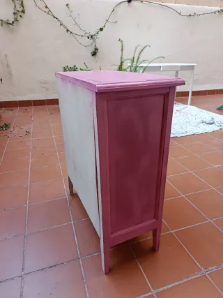 Cajonera restaurada rosa y dorada