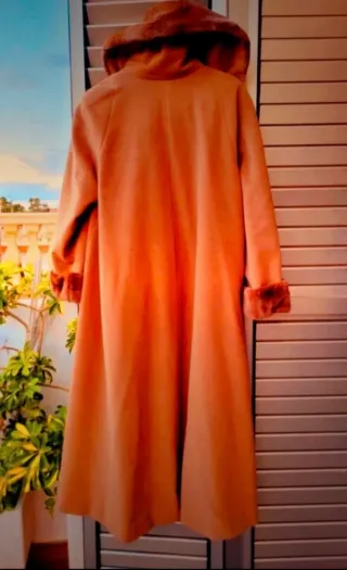 Abrigo largo beige con cuello y puños de pelo