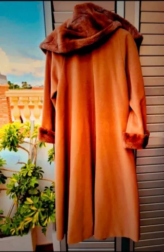 Abrigo largo beige con cuello y puños de pelo