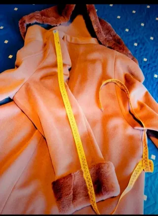 Abrigo largo beige con cuello y puños de pelo