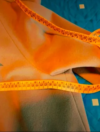 Abrigo largo beige con cuello y puños de pelo