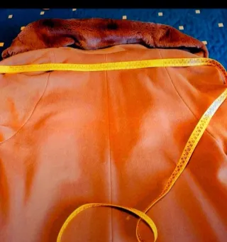 Abrigo largo beige con cuello y puños de pelo