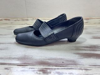 Zapatos negros de tacón bajo