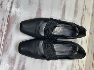 Zapatos negros de tacón bajo