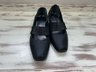 Zapatos negros de tacón bajo