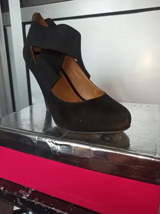 Zapato de tacón negro