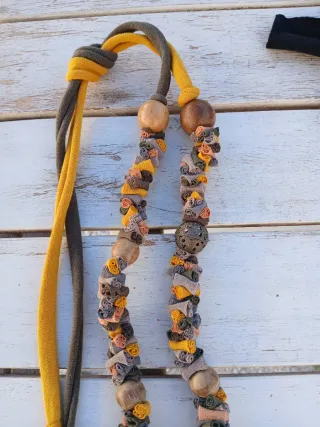 Collar echo a mano con materiales reciclados.