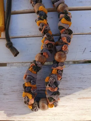 Collar echo a mano con materiales reciclados.