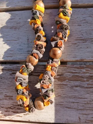 Collar echo a mano con materiales reciclados.