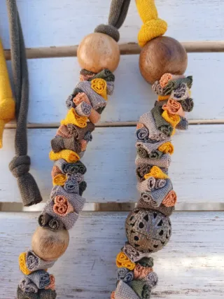 Collar echo a mano con materiales reciclados.