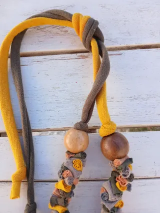 Collar echo a mano con materiales reciclados.