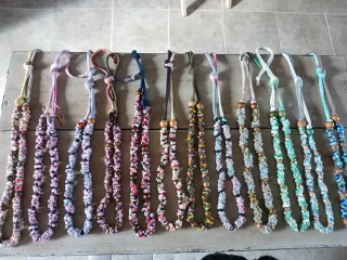 Collar echo a mano con materiales reciclados.