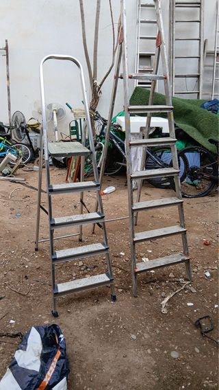 100€ cada una Escalera de aluminio plegable