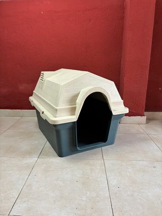 Caseta perro plástico beige y verde
