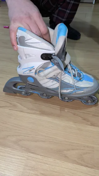 Patines en línea blancos y azules