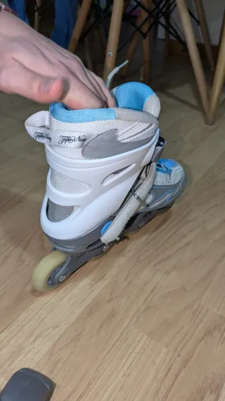 Patines en línea blancos y azules