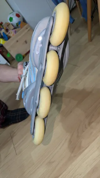 Patines en línea blancos y azules