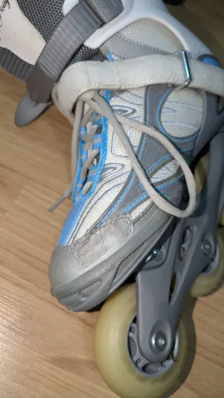 Patines en línea blancos y azules