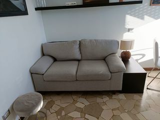 Divano 2 posti in tessuto color grigio tortora