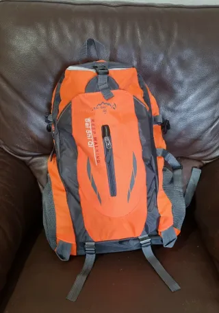 Mochila senderismo naranja y gris