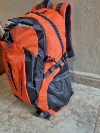 Mochila senderismo naranja y gris