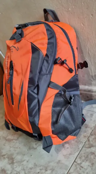 Mochila senderismo naranja y gris