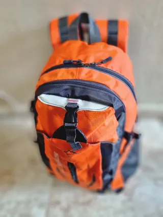 Mochila senderismo naranja y gris