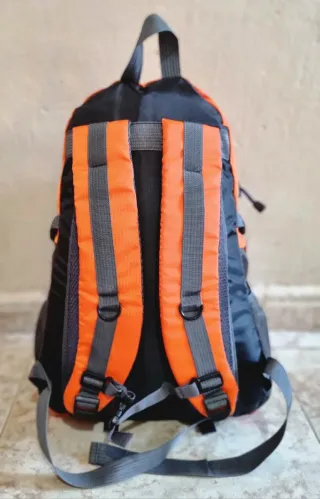 Mochila senderismo naranja y gris