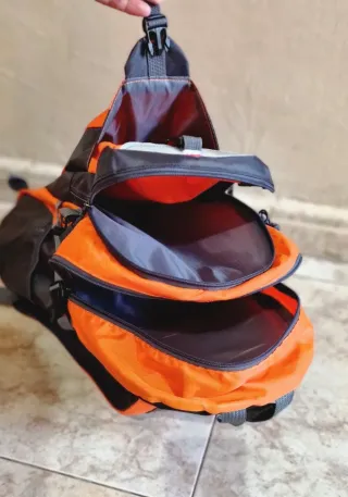 Mochila senderismo naranja y gris