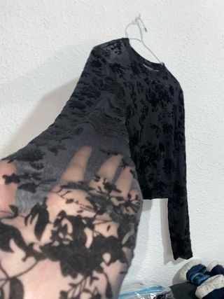 Blusa transparente negra floral