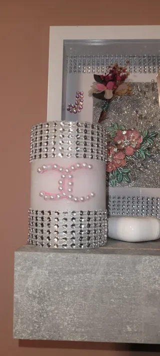 Vela artesanal decorada con perlas y pedrería