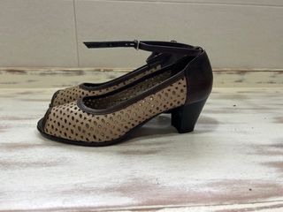 Zapatos de tacón beige y marrón