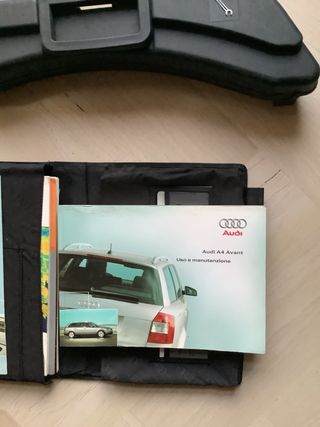 Cassetta attrezzi e libretti Audi